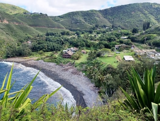 Kahaluloa Bay along scenic coast road towards Waihe'e